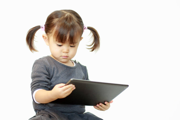 Chica japonesa usando una tableta PC (2 años de edad
) - Foto, imagen
