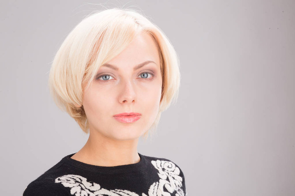 Portrait of blond lady in studio - Fotografie, Obrázek