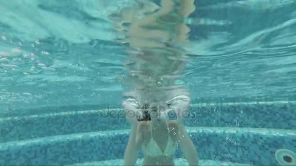 Adolescente nada bajo el agua haciendo besos
 - Metraje, vídeo
