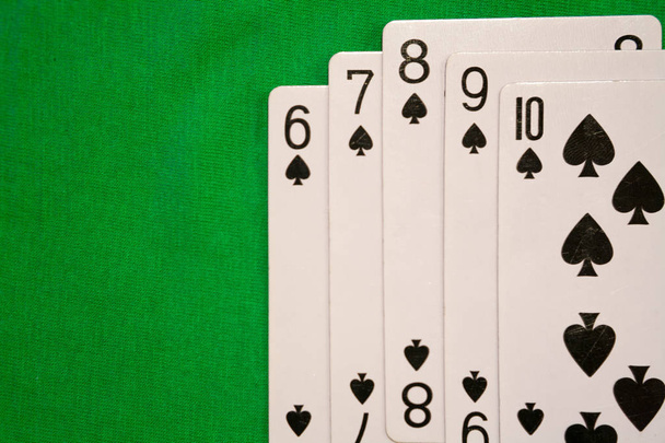 kártyák zöld háttér, kaszinó koncepció  - Fotó, kép