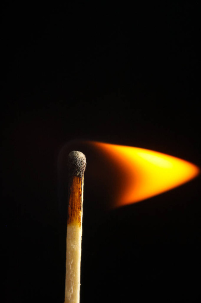 Nahaufnahme brennender Streichhölzer auf dunklem Hintergrund  - Foto, Bild