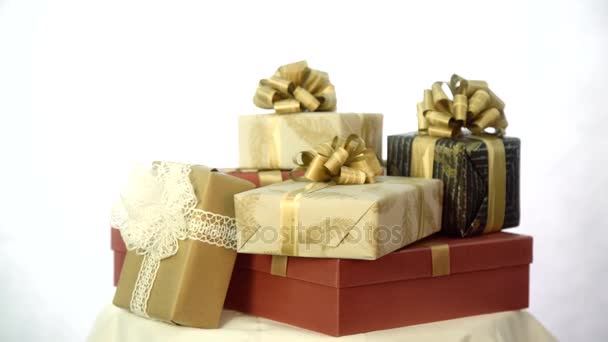 Κουτιά δώρων είναι κλώση σε λευκό φόντο - Πλάνα, βίντεο
