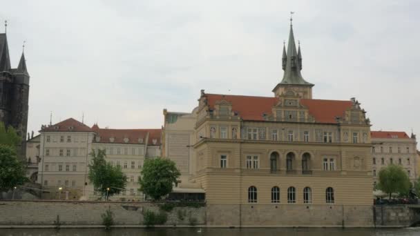 Kilátás nyílik Prága városkép halad a Moldva folyó mentén hajón, Cseh Köztársaság - Felvétel, videó