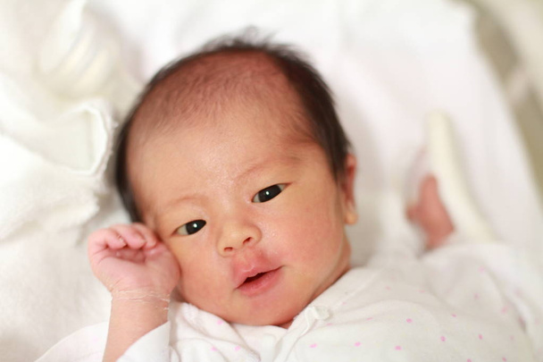 Japanilainen vastasyntynyt vauva tyttö (0-vuotias
) - Valokuva, kuva
