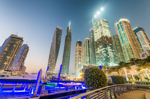 Dubai Marina wolkenkrabbers reflecties in de nacht, Uae - Foto, afbeelding