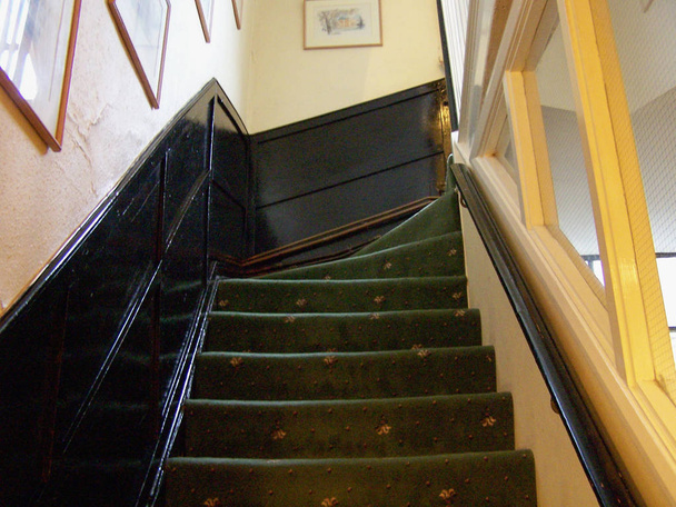 detalhe dos passos de uma escada em uma casa britânica tradicional
 - Foto, Imagem