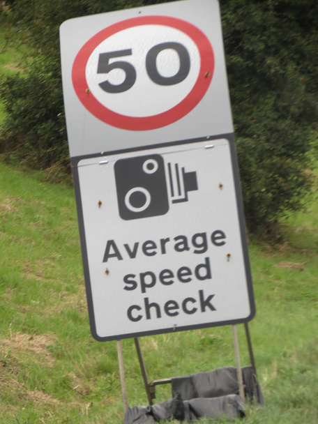 Velocidade média verificar o sinal de tráfego 50 mph
 - Foto, Imagem