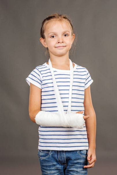 little girl with broken arm - Foto, immagini
