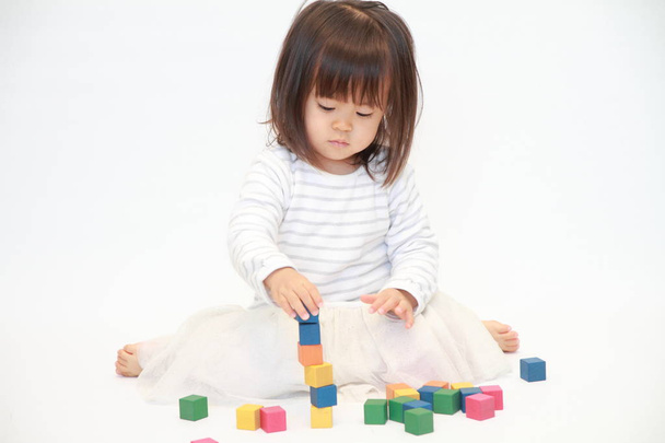 Giapponese ragazza giocare con blocchi (2 anni
) - Foto, immagini