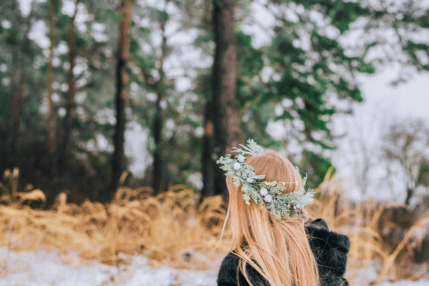 portré mögül fenyő a hosszú szőke haj koszorút a lány az erdőben. Hatása retro fénykép, gabona - Fotó, kép