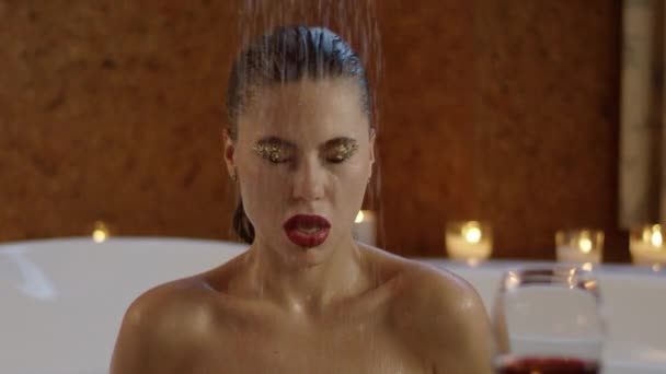 zmysłowe woman z jasny kosmetyki patrząc na kamery w bath. - Materiał filmowy, wideo