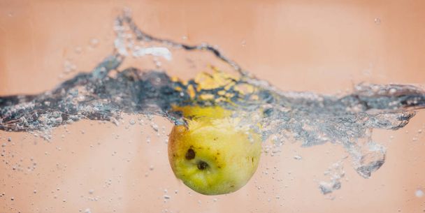 Elma sosu içinde akvaryum - Fotoğraf, Görsel