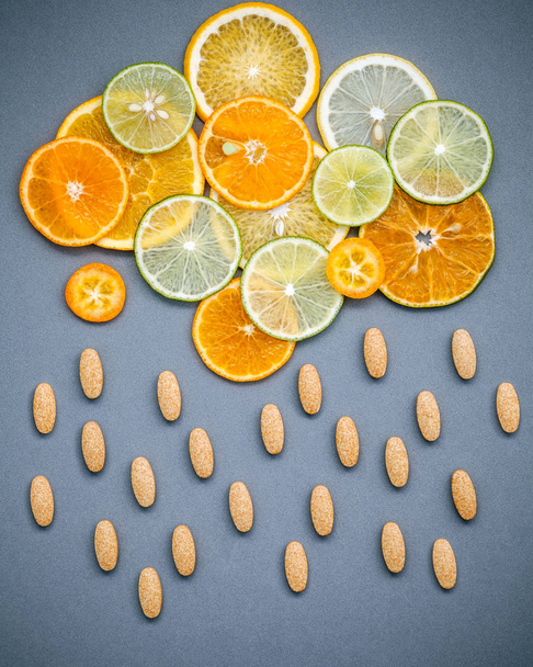 Egészséges élelmiszerek és az orvostudomány koncepció. A C-vitamin és a vario tabletták - Fotó, kép
