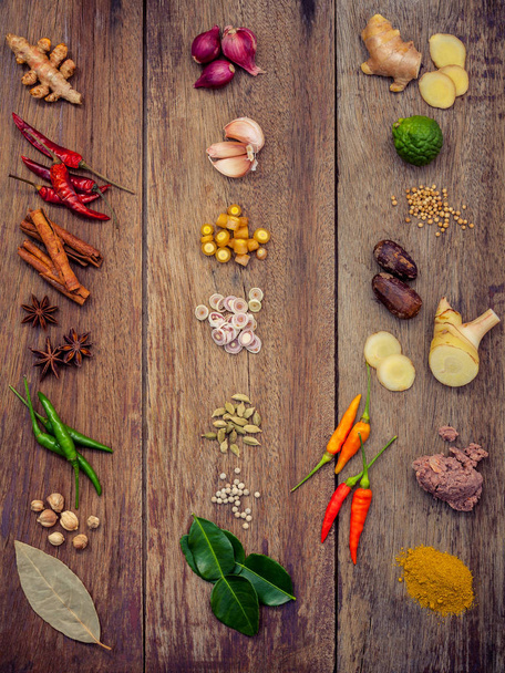 Различные тайская еда Кулинария ингредиенты и специи красный карри па
 - Фото, изображение