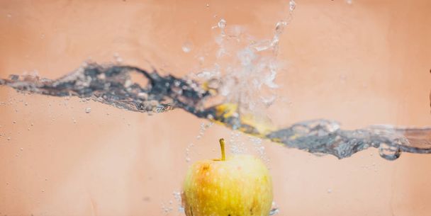 Apple dip in aquarium - Foto, Imagem