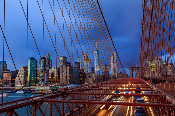 Manhattan skyline desde el puente de Brooklyn al atardecer
 - Foto, imagen