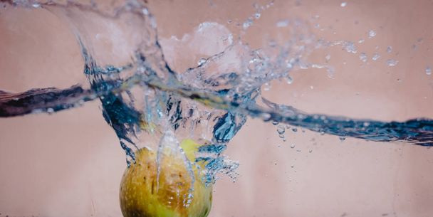 Apple dip v akváriu - Fotografie, Obrázek