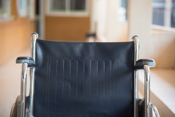 Άδειο αναπηρική καρέκλα που σταθμεύουν στο νοσοκομείο - Φωτογραφία, εικόνα