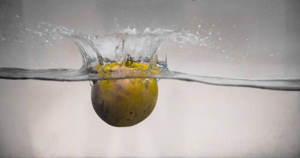 Apple dip v akváriu - Fotografie, Obrázek