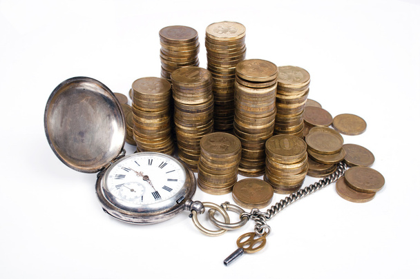 Время это денежная концепция. Монеты и старые карманные часы
. - Фото, изображение