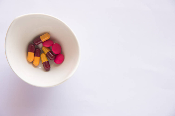 diferent tabletten pillen capsule heap mix therapie drugs arts griep - Foto, afbeelding
