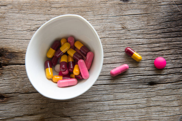 diferent tablety tablety kapsle haldy mix terapie léky lékař chřipka - Fotografie, Obrázek