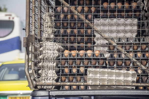 tojás raklapok a teherautó. Mezőgazdasági termékek szállítása. - Fotó, kép