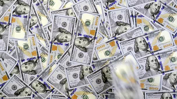 Dolarové bankovky pádu jednu tabulku na povrchu pokryté peníze - Záběry, video