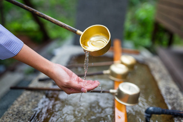 Oczyszczanie wody przy wejściu japoński świątyni - Zdjęcie, obraz