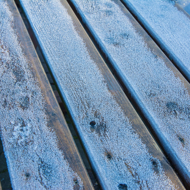 ранній мороз на дерев'яному столі
 - Фото, зображення