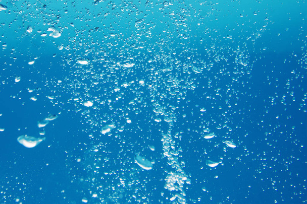 háttér – légbuborékok a kék víz  - Fotó, kép