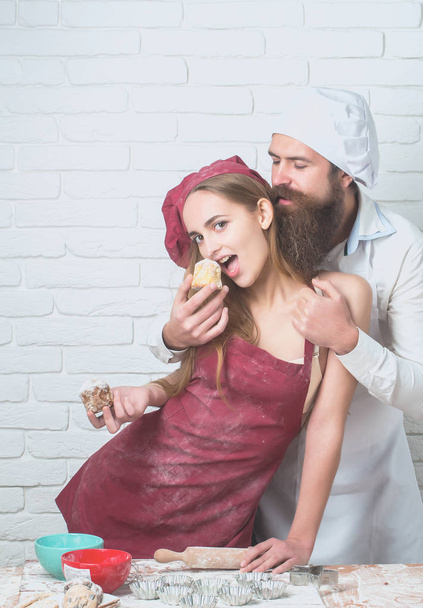 Baker feeds cakes to girl - Foto, immagini