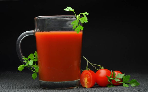 frischer Tomatensaft - Foto, Bild