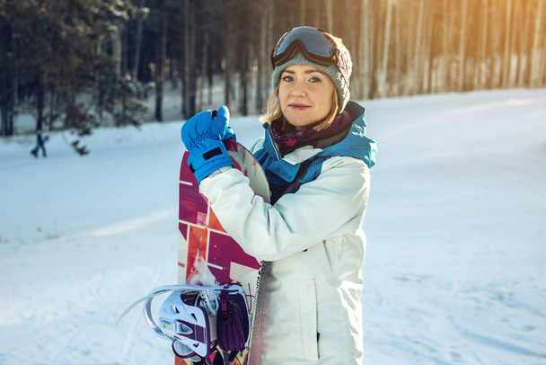 сноубордистка и сноубордистка среди деревьев
 - Фото, изображение