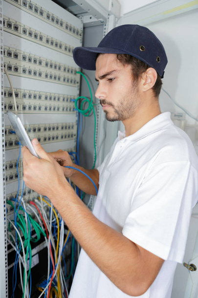 gerichte elektricien veiligheid procedure toe te passen tijdens het werken aan elektrische paneel - Foto, afbeelding