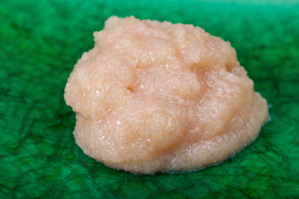 zoute kaviaar van kabeljauw close-up op groene plaat - Foto, afbeelding