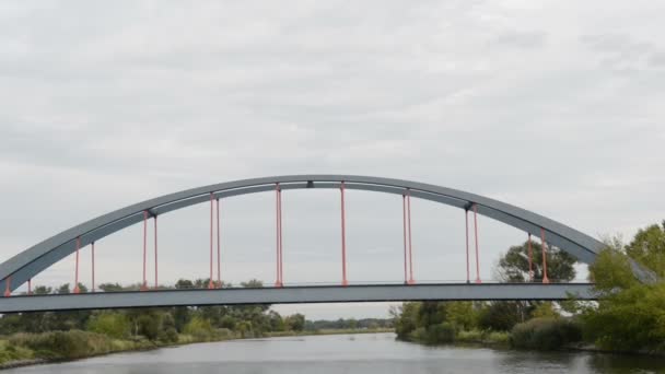 Strodehne の橋。ハーフェル川沿いのボートで運転。牧草地と柳の典型的な風景を試みます。Havelland 地域。(ドイツ) - 映像、動画