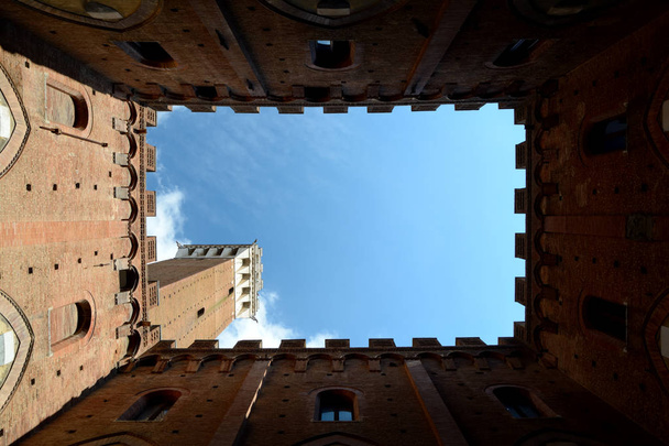 View of Torre del Mangia from courtyard of Palazzo Pubblico - Foto, Imagem