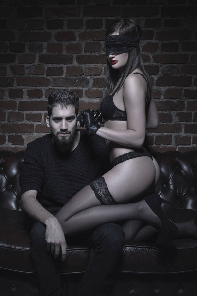 Молодой человек с сексуальным любовником в нижнем белье позирует на диване
 - Фото, изображение