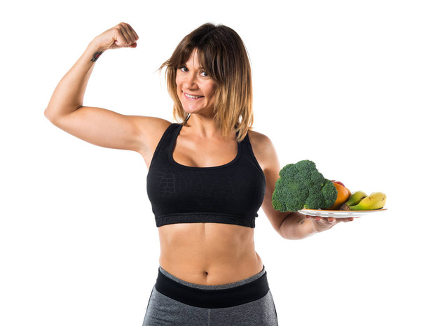 Sport vrouw met groenten en fruit - Foto, afbeelding