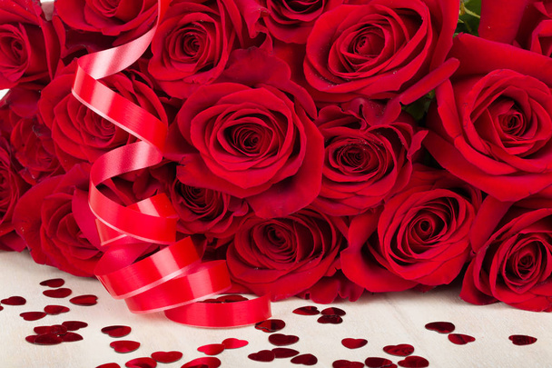 Valentin ajándék vörös rózsa - Fotó, kép