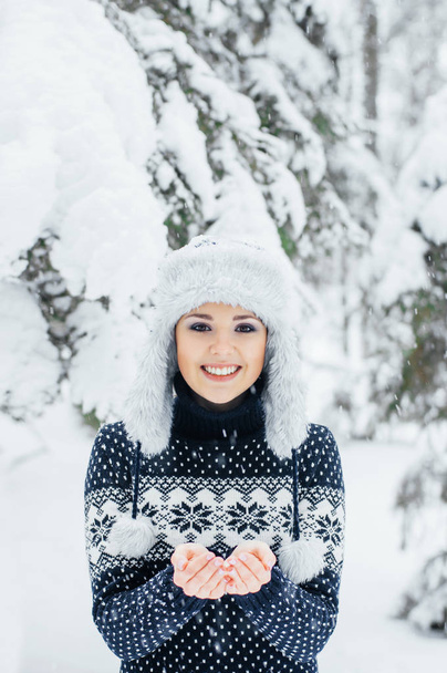 young woman in beautiful winter forest - Foto, afbeelding
