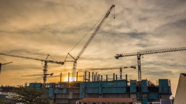 4 k time-lapse van industriële bouw kraan aan zonsondergang tijd op site - Video
