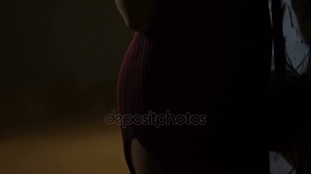 einsame elegante Frau inhaliert Zigarettenrauch, steht in der Nähe des Nachtclubeingangs - Filmmaterial, Video
