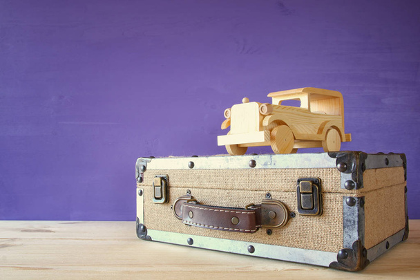 vintage toy car and old suitcase - Foto, afbeelding