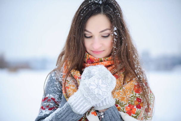 hermosa mujer joven en suéter y guantes manos cálido invierno
 - Foto, imagen