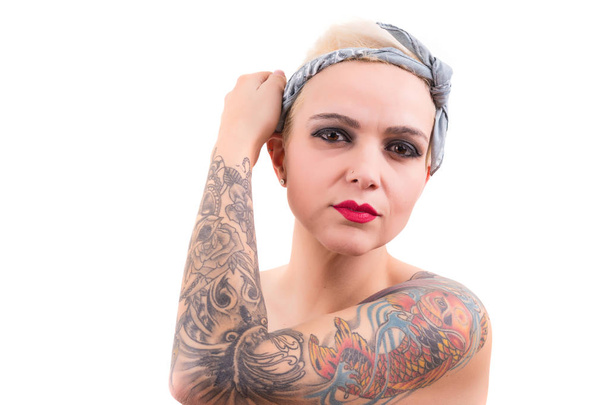 fiatal tetovált nő keresi a kamera - Fotó, kép