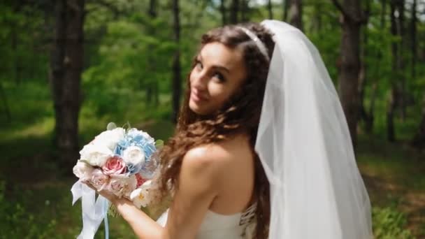 美しい花嫁のウェディング ブーケでポーズを取る - 映像、動画