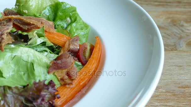 insalata di verdure con bastoncini di granchio
 - Filmati, video