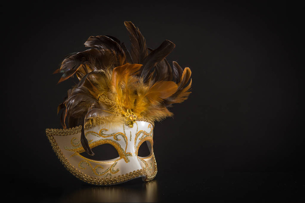 Ładny venician złote Karnawał Maska z piór na czarny - Zdjęcie, obraz